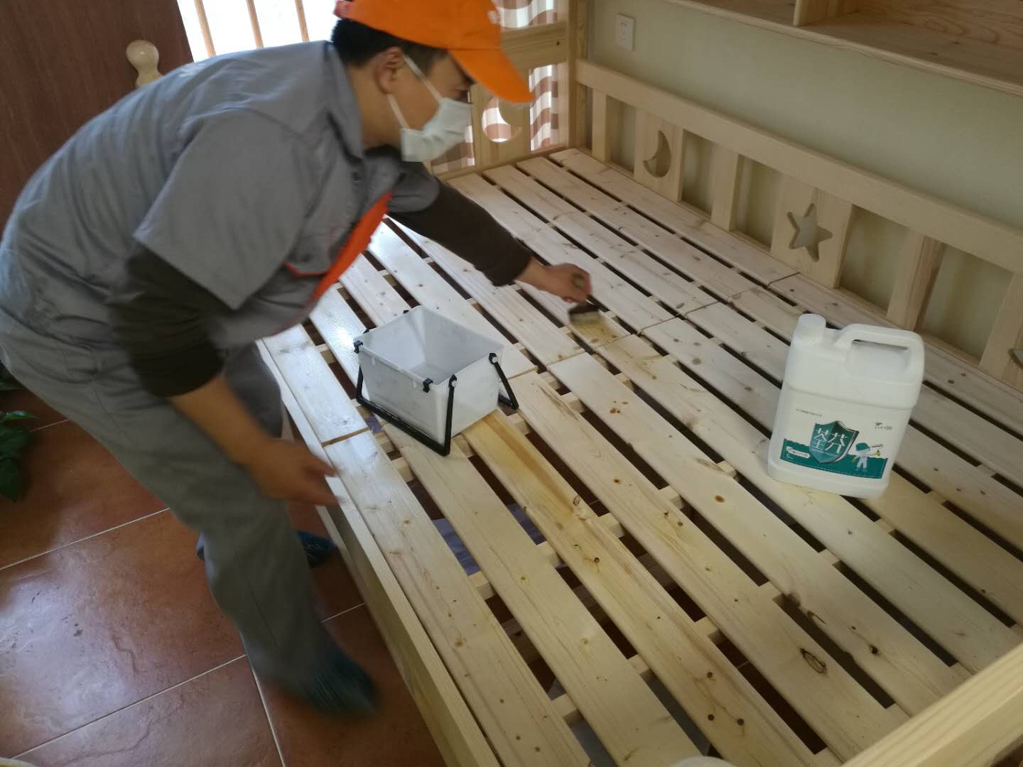 木制床架刷子精细化施工
