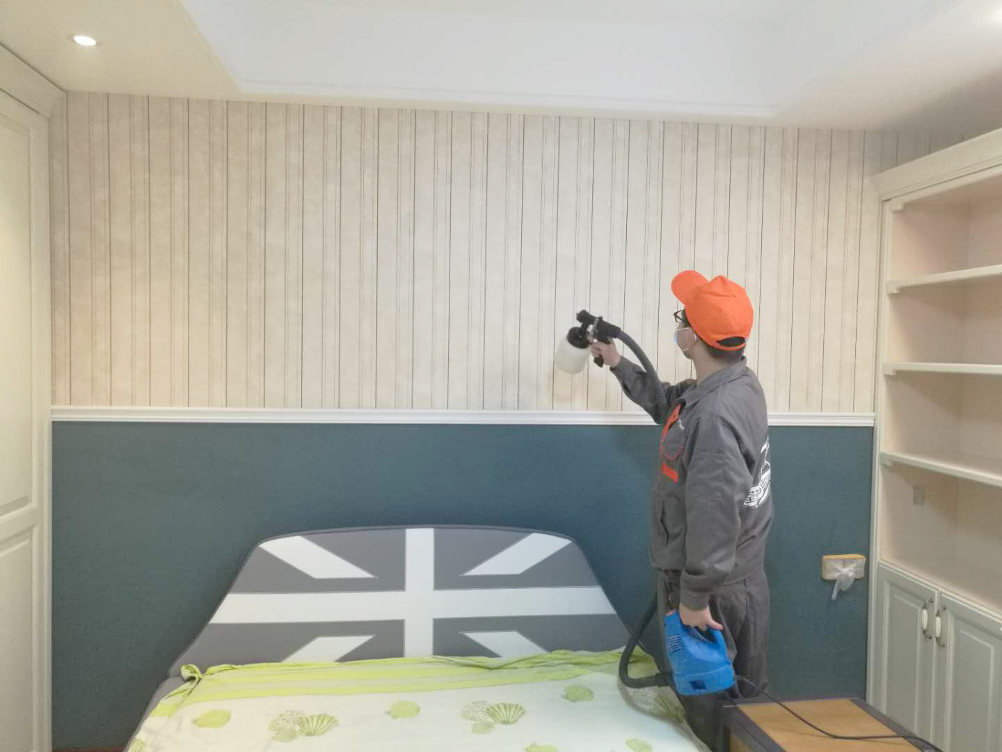 儿童房墙面壁纸重点喷涂施工