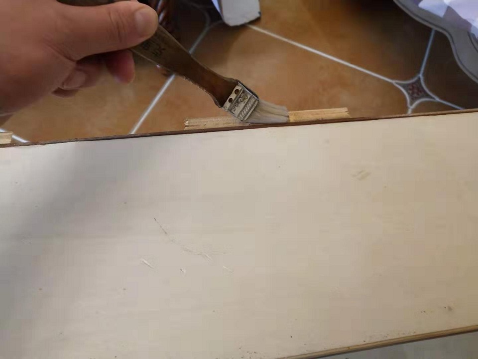 木柜接缝处刷子精细化施工