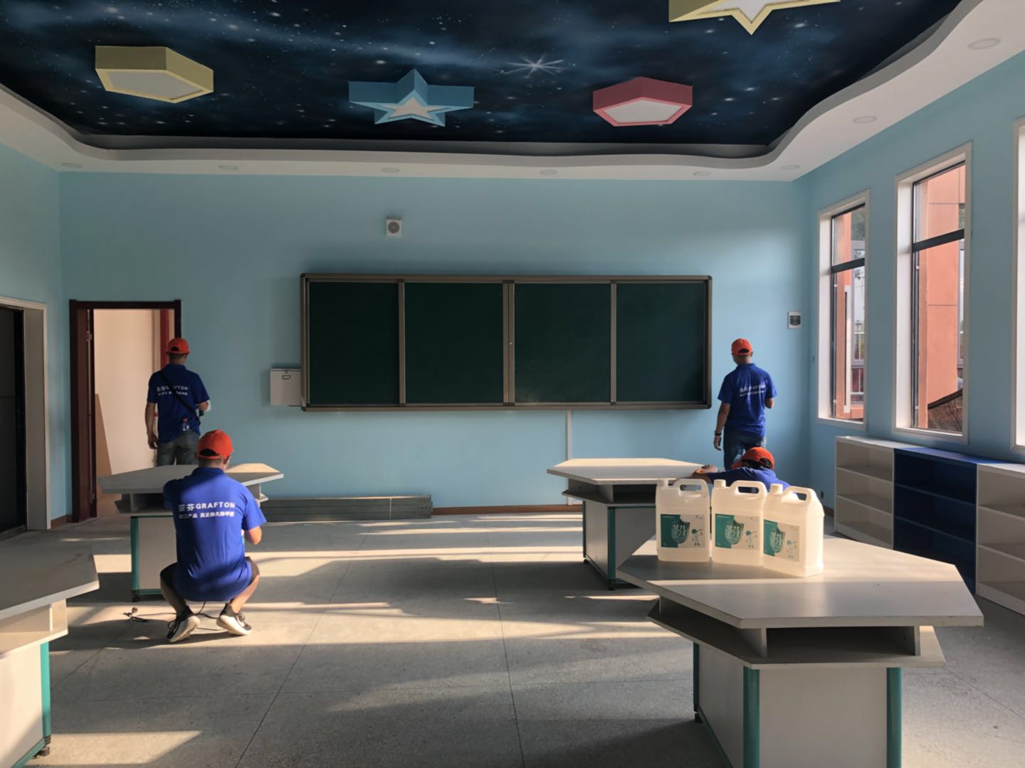 教室墙面全方位喷涂施工