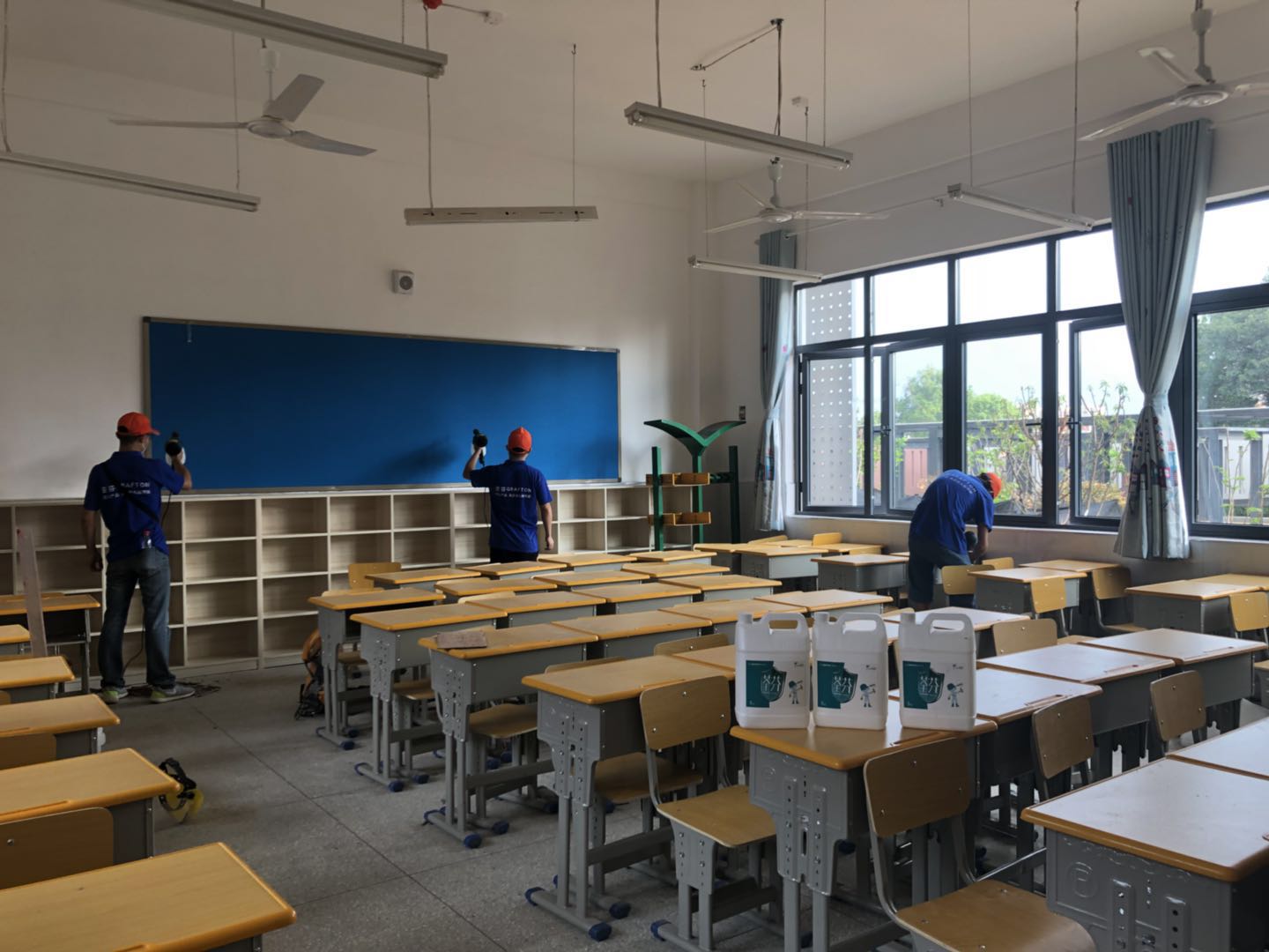 教室桌椅全方位喷涂施工