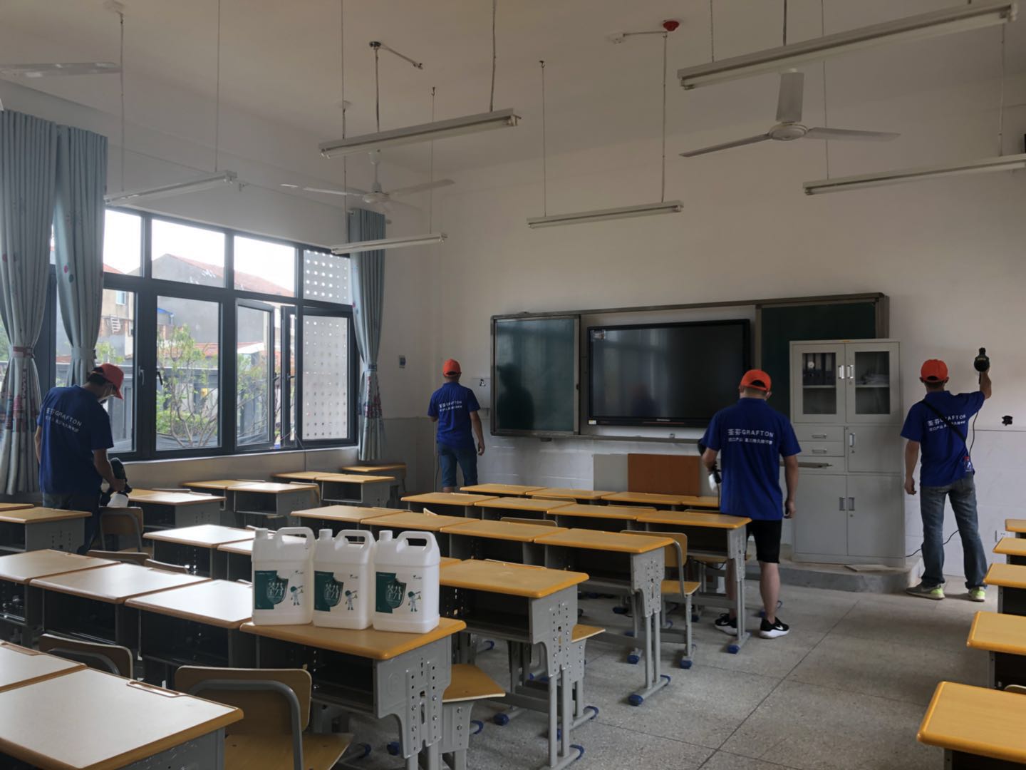 教室墙面桌椅喷涂施工