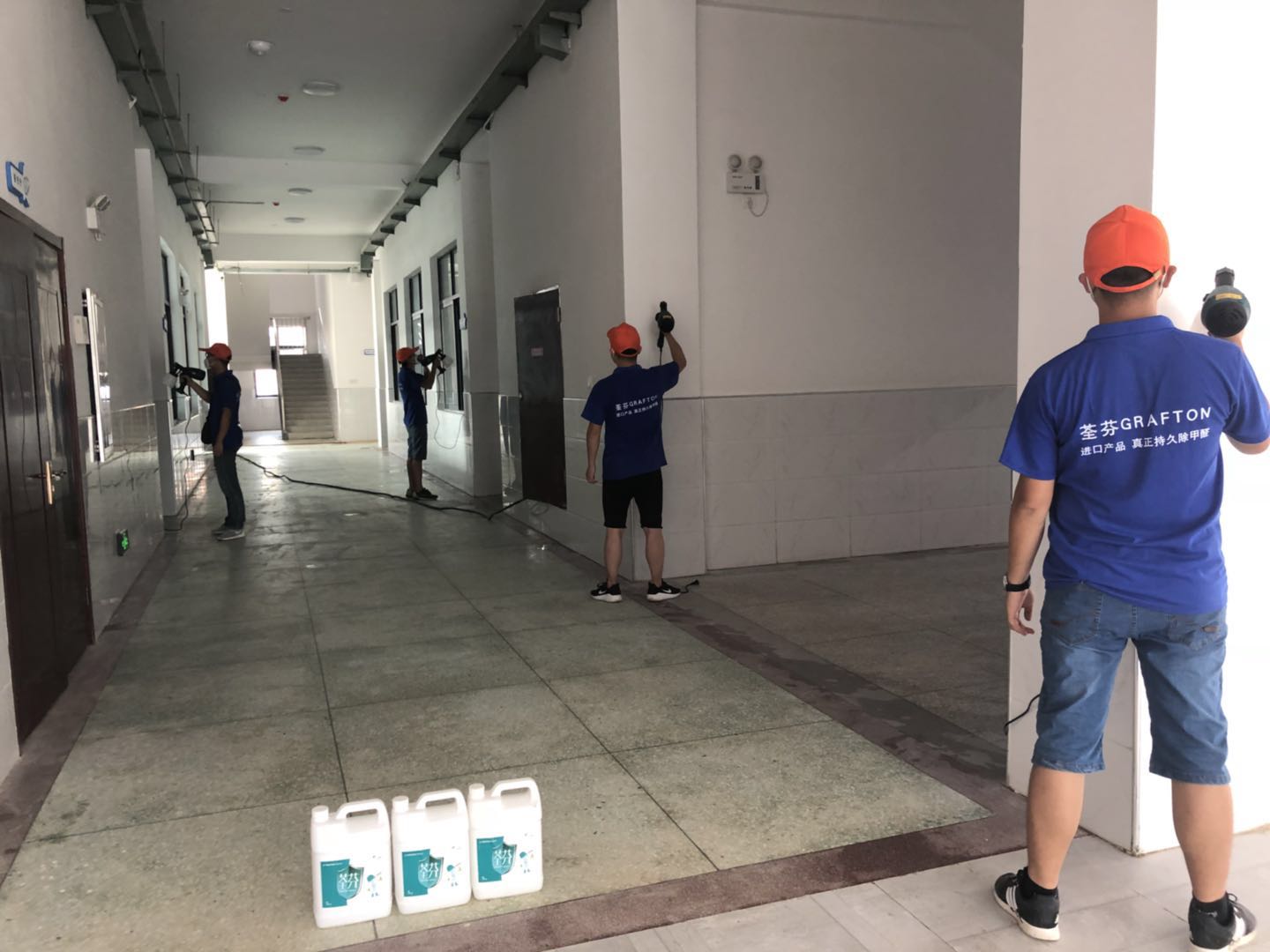 学校过道墙面全方位喷涂施工