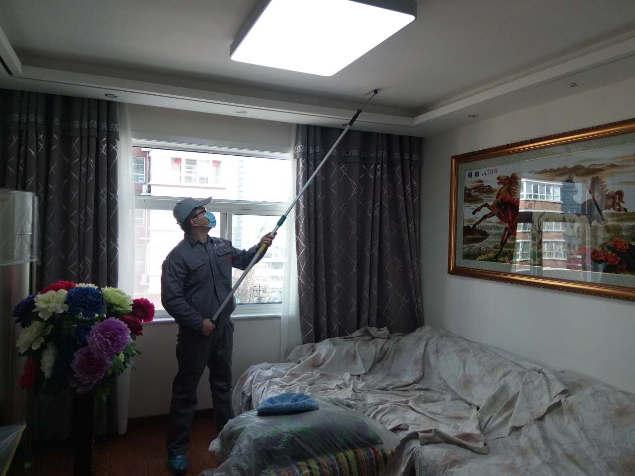 客餐厅顶面滚筒施工