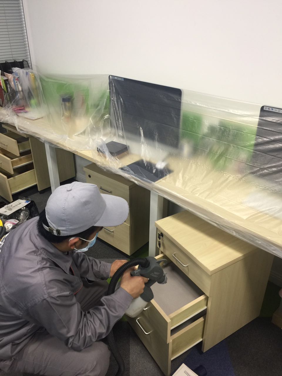 办公桌椅重点施工