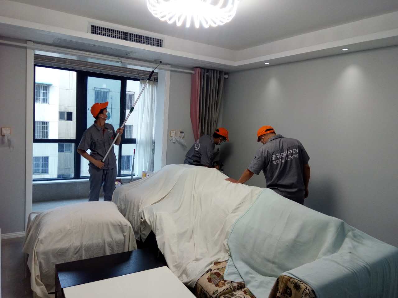 沙发保护以及客厅顶面重点施工