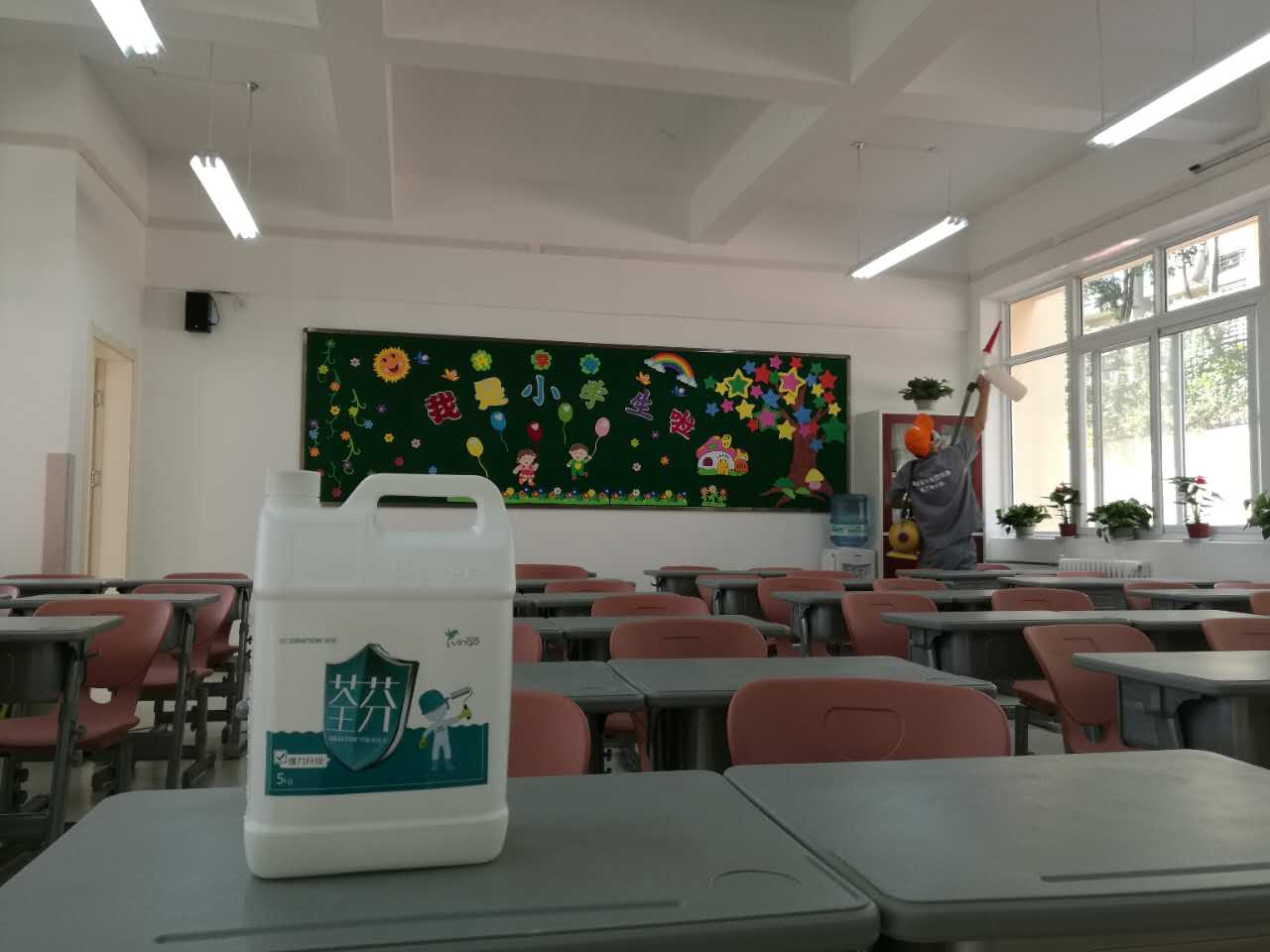 南湖小学教室墙面顶面施工