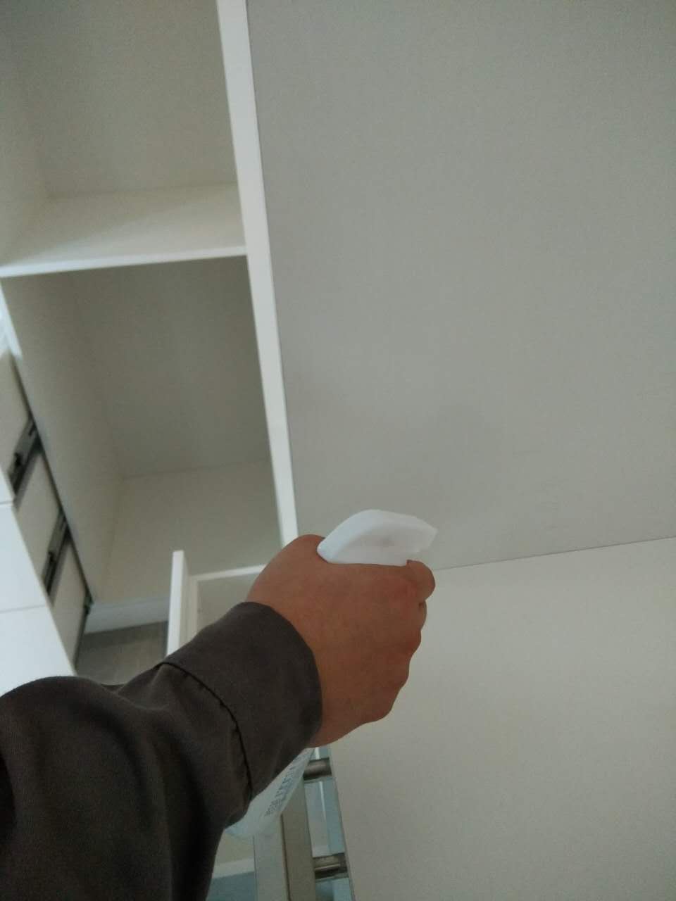 柜子接缝处重点喷涂