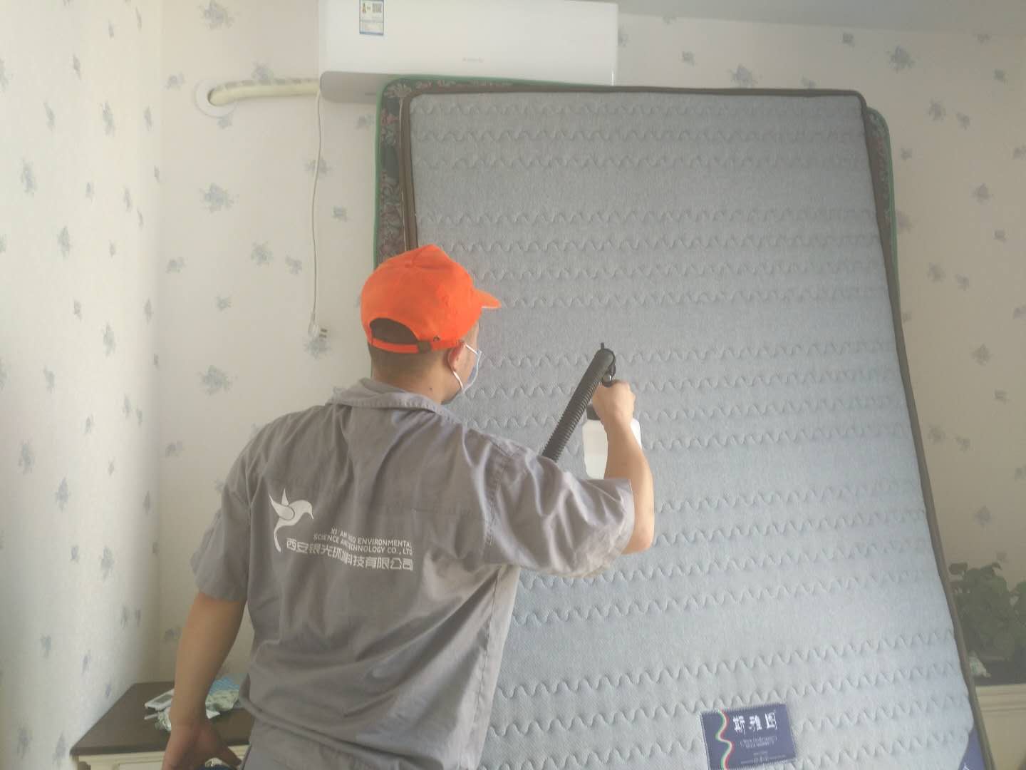 卧室床垫全方位喷涂施工