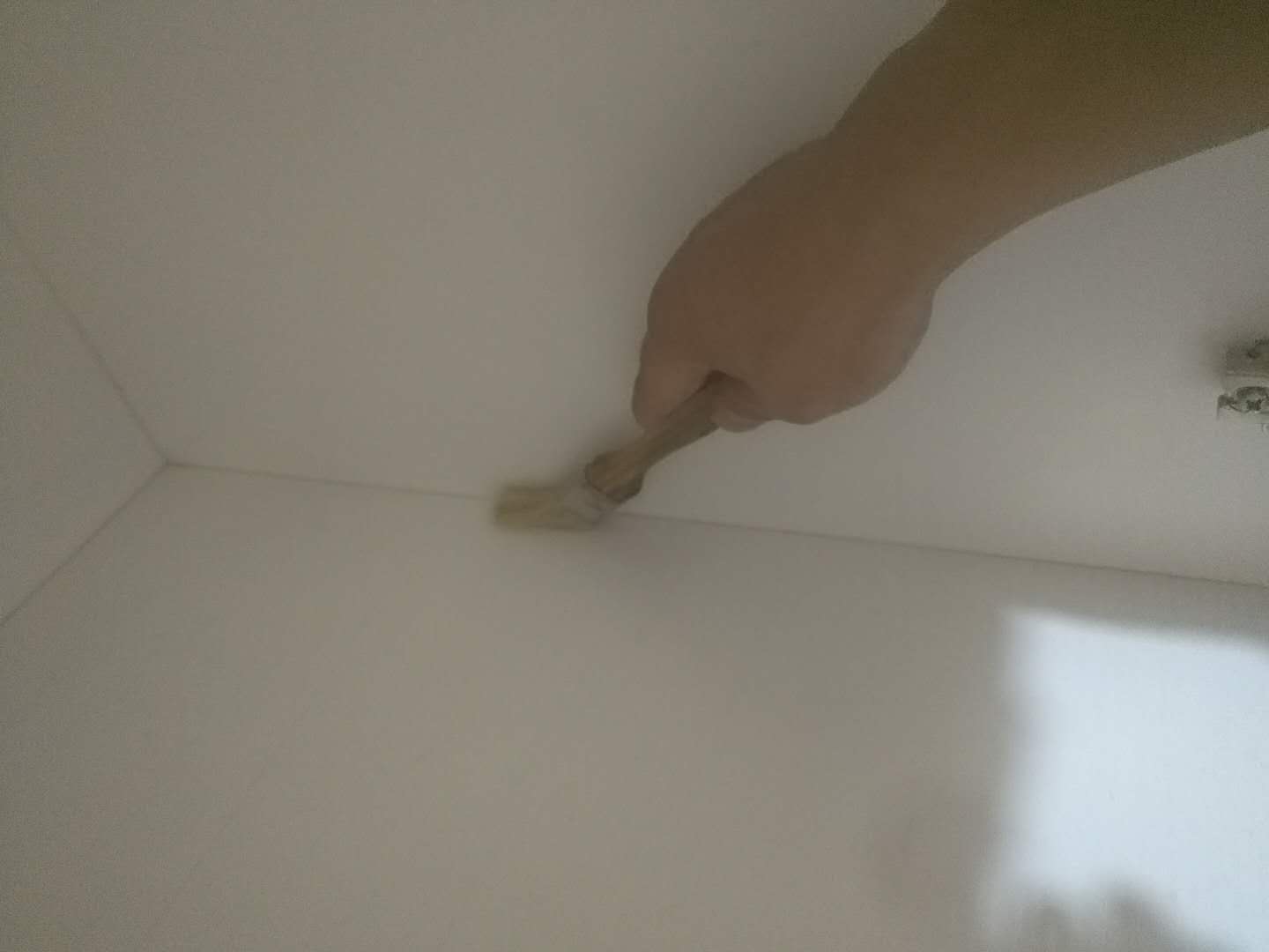 柜子接缝处刷子精细化处理