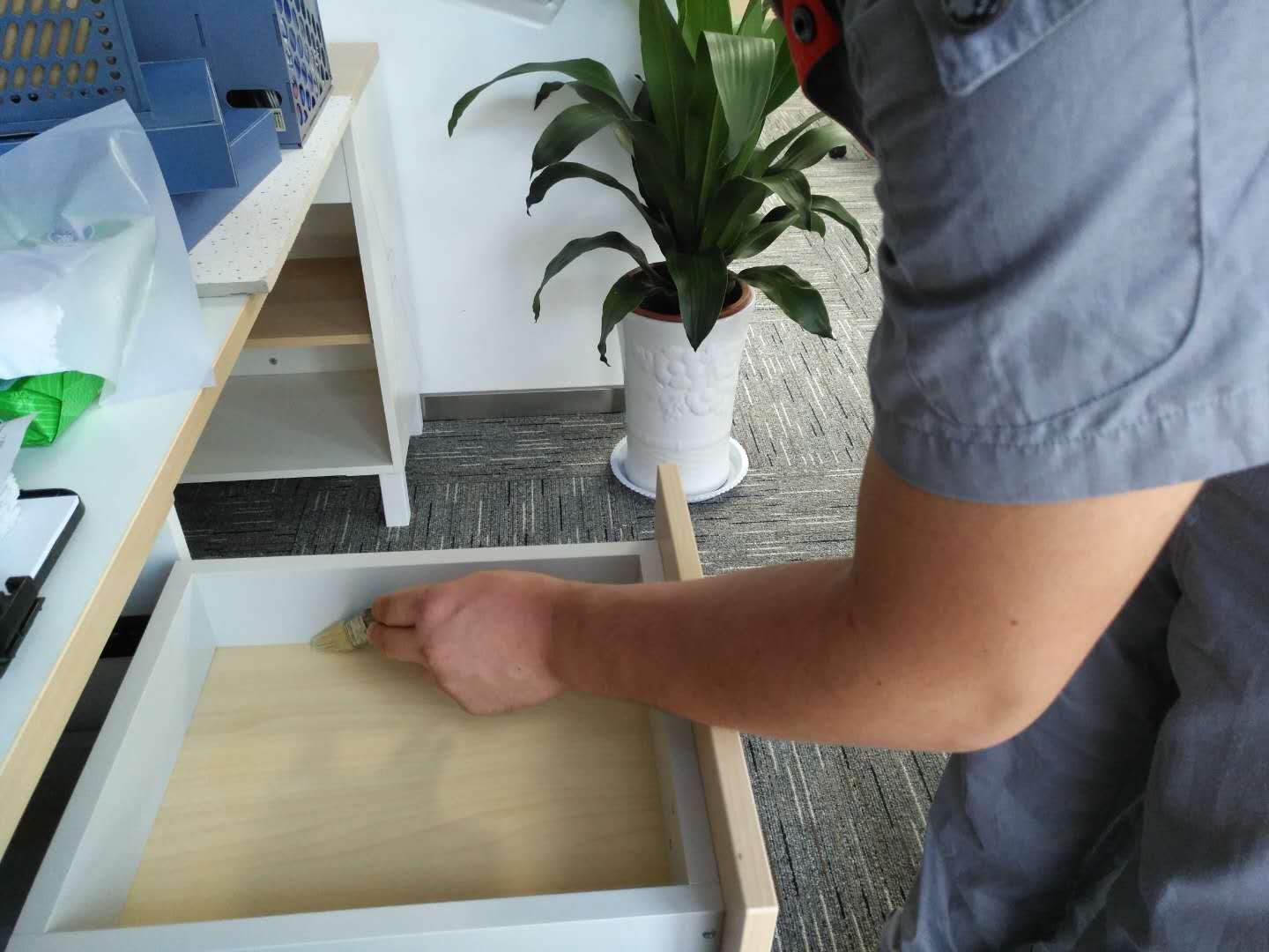 柜子抽屉缝隙刷子精细化处理