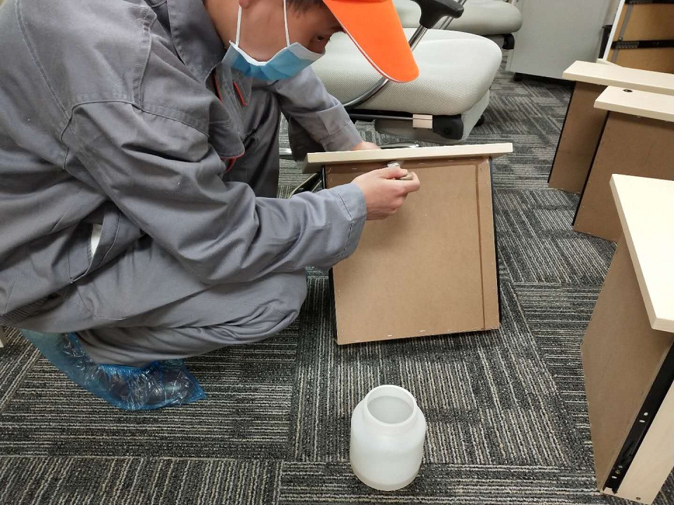 办公柜子刷子精细化施工