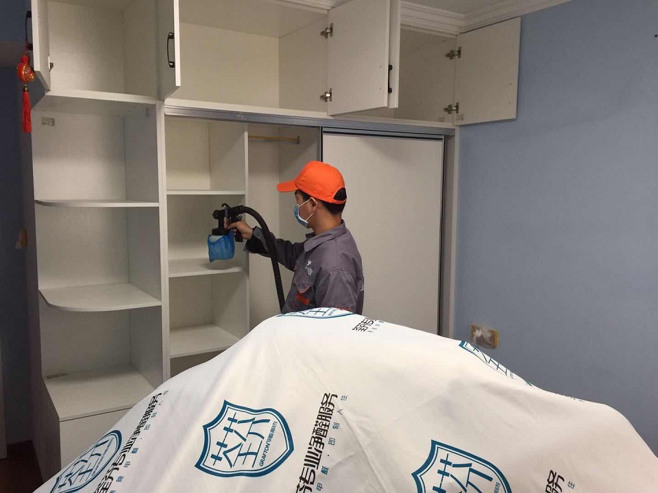 卧室衣柜甲醛治理施工中