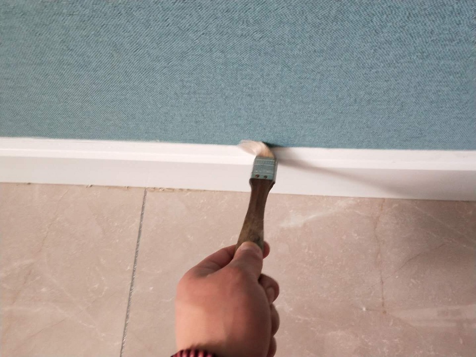 墙面踢脚线接缝处涂刷施工