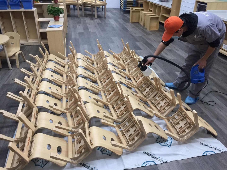 幼儿园小朋友桌椅全方位喷涂施工