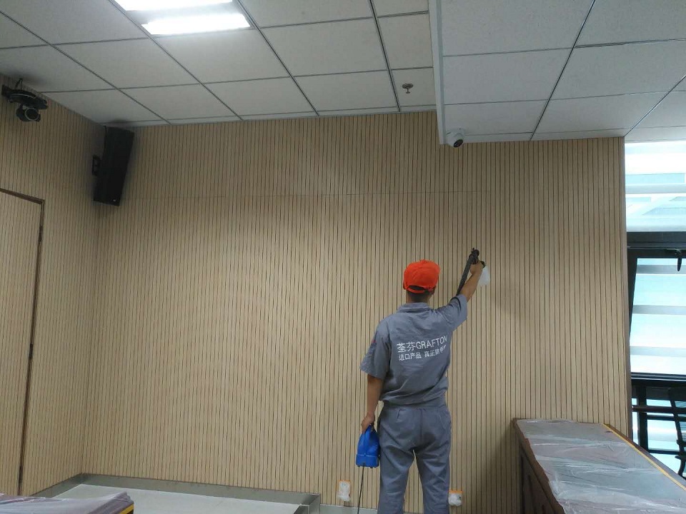 墙面木板全方位喷涂施工治理