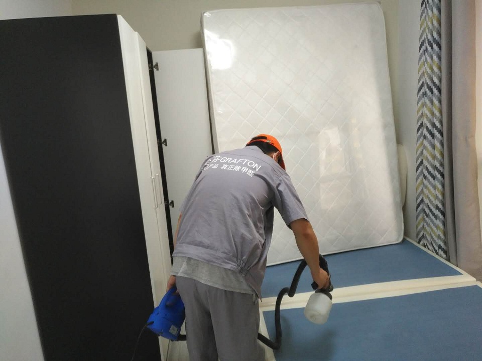卧室床床垫全方位喷涂施工