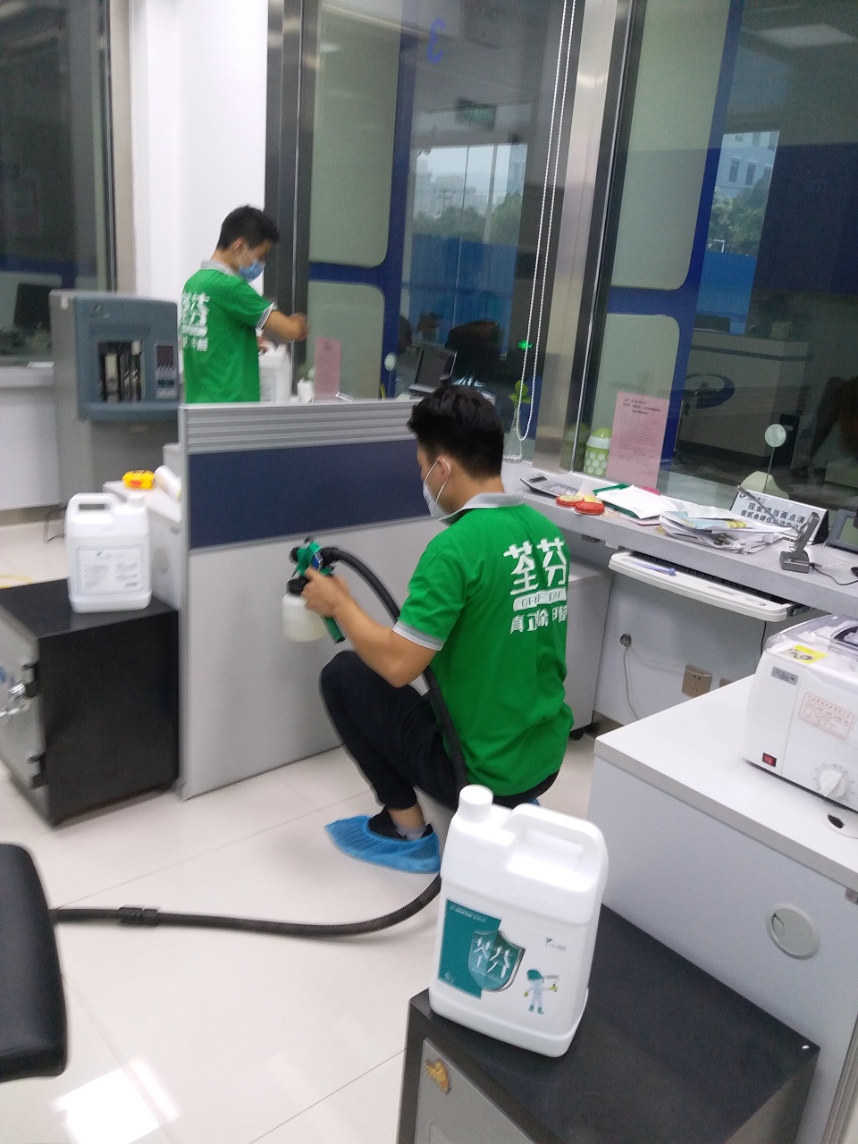 办公桌椅全方位喷涂施工治理