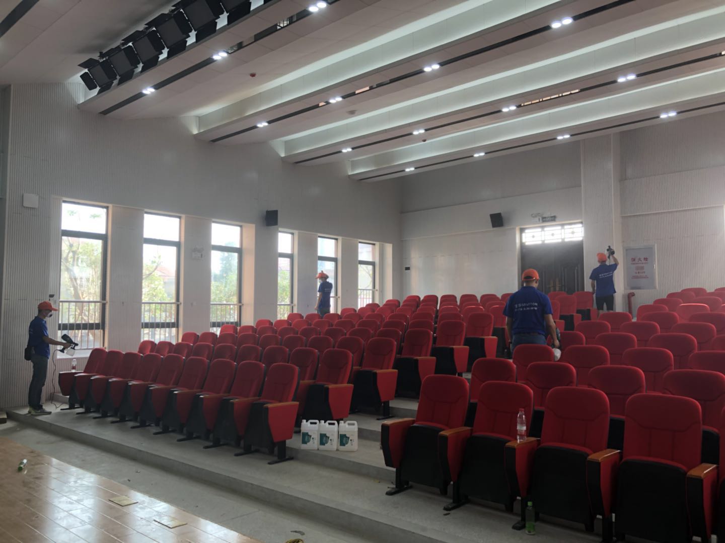 学校会议厅全方位喷涂施工