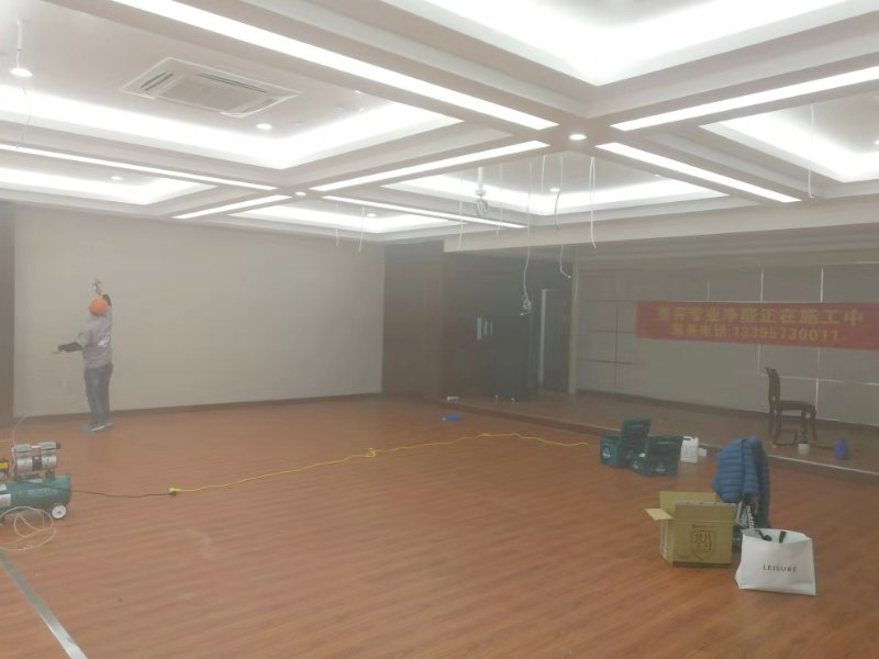 医院大厅顶面喷枪施工治理