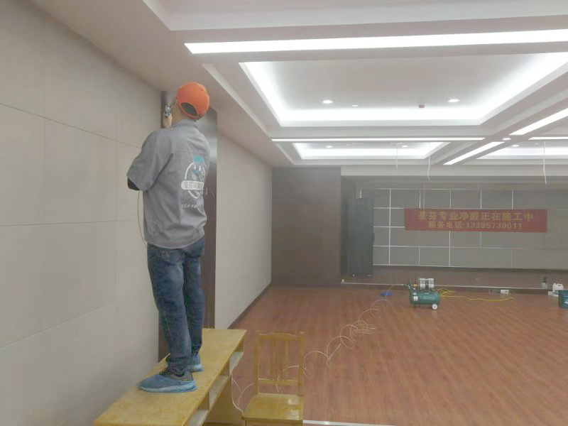 医院大厅墙面喷枪施工