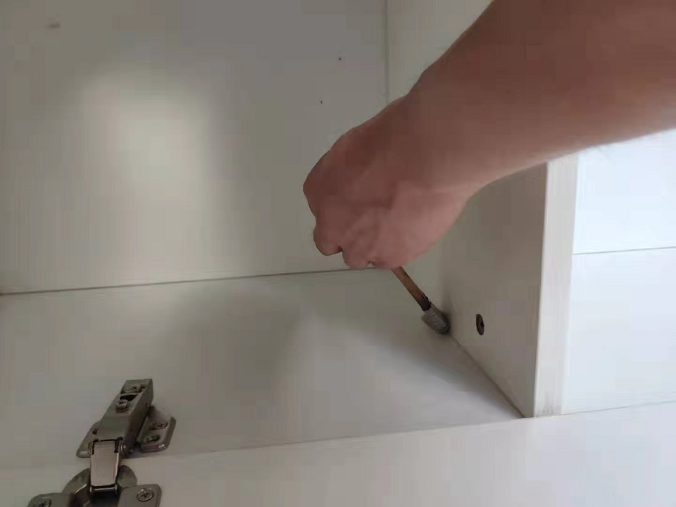 柜子接缝处刷子精细化甲醛治理施工