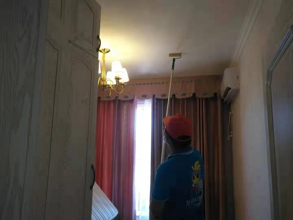 卧室顶面滚筒甲醛治理施工