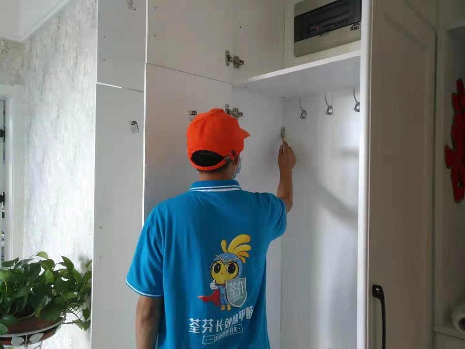 卧室衣柜接缝刷子精细化施工治理