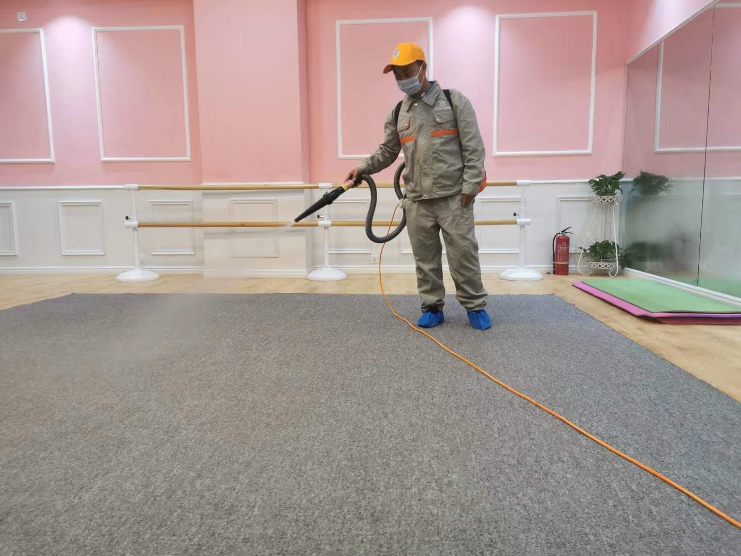 教室地毯重点喷涂施工消毒杀菌