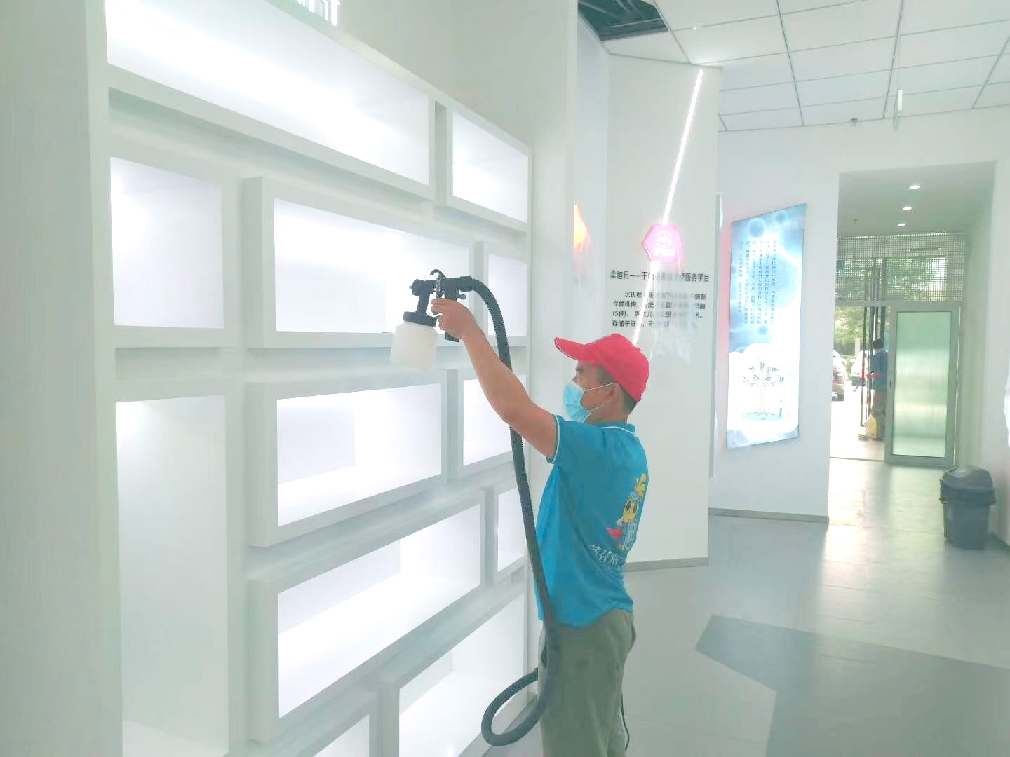 走道墙面隔档喷枪施工治理