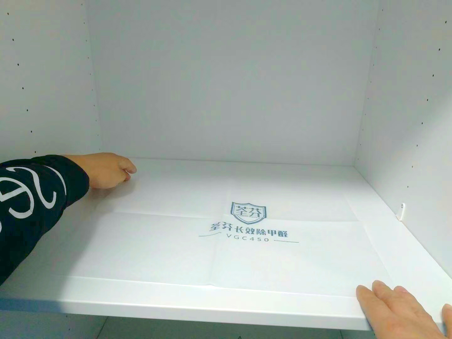 柜子格挡放入除醛纤维吸附甲醛