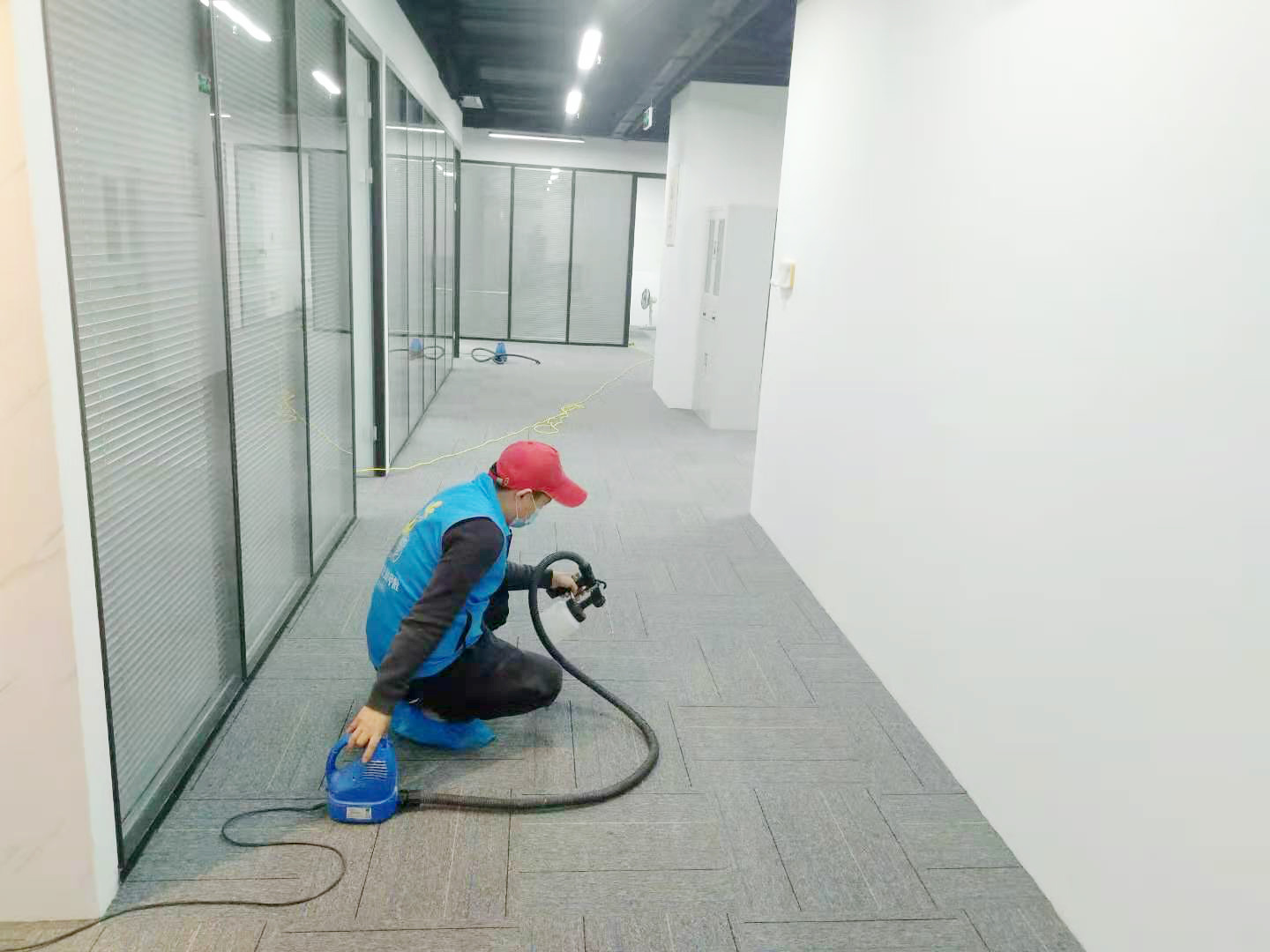 办公室过道地毯喷枪施工治理