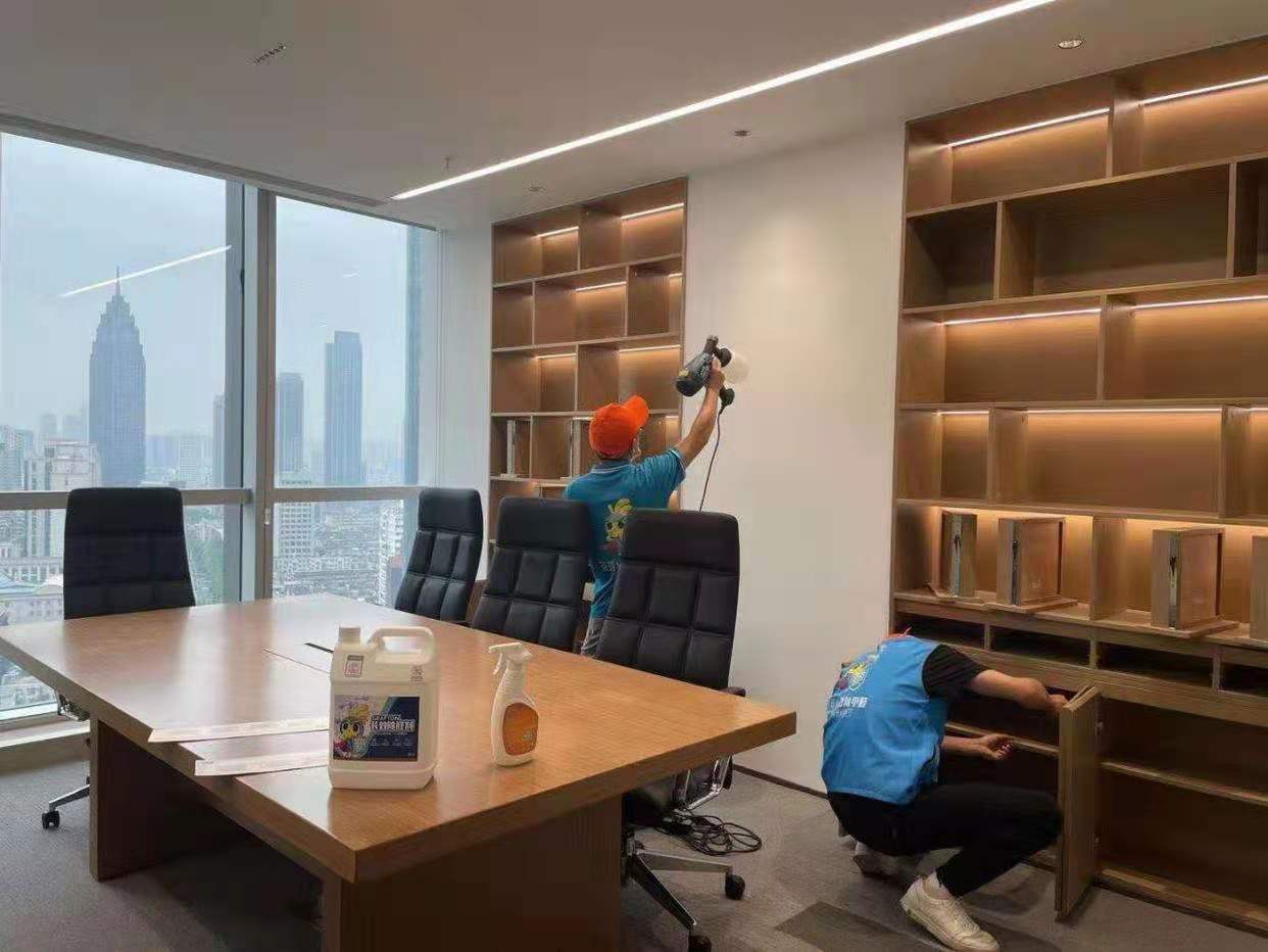 总经理办公室柜子格挡喷涂治理