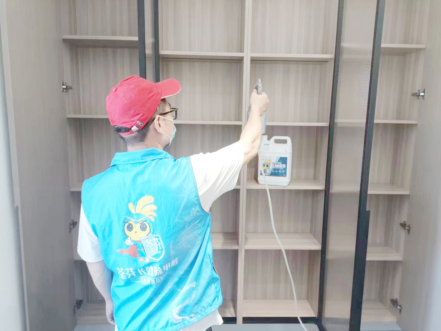 卧室衣柜全方位喷涂治理