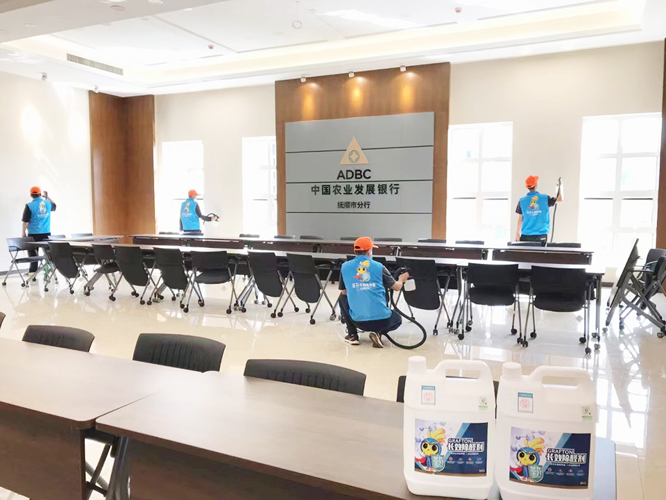 银行前厅形象墙面喷枪施工治理