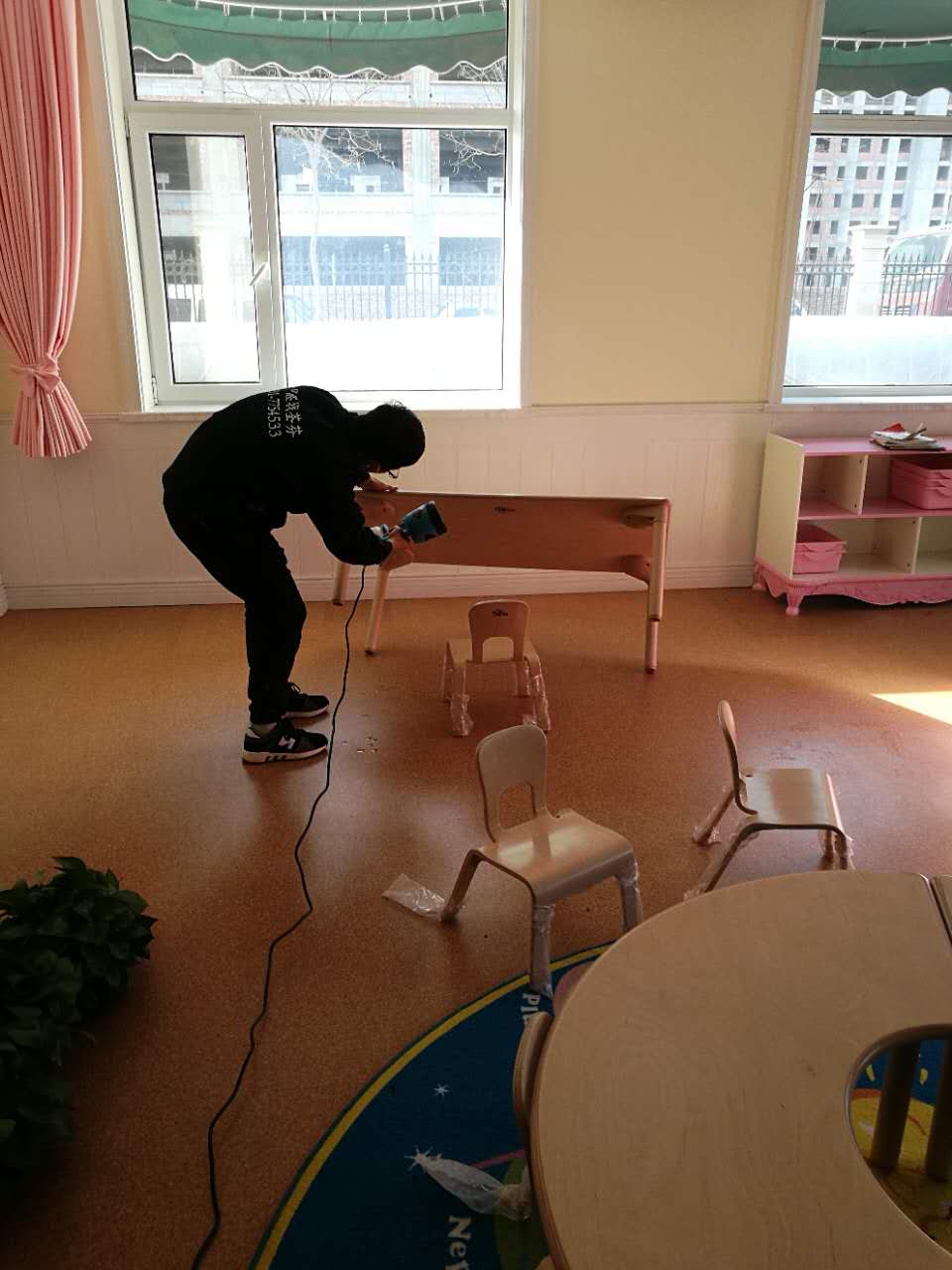 儿童桌椅重点施工