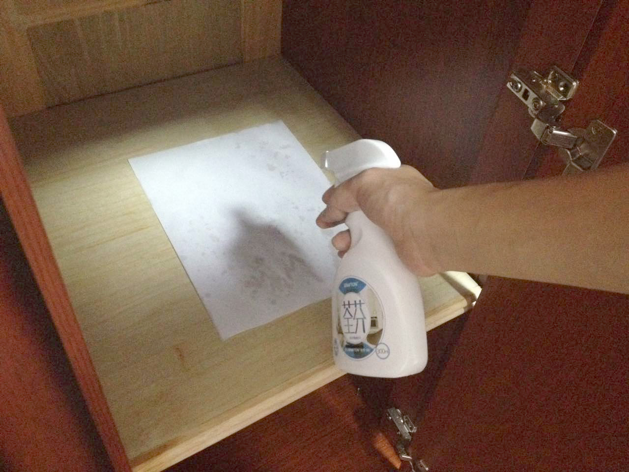 柜子抽屉放入A4纸喷涂增加接触面