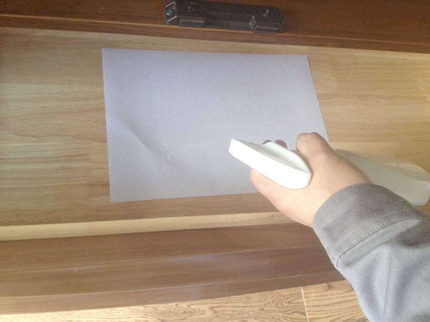 木柜放入A4纸喷涂增大接触面积