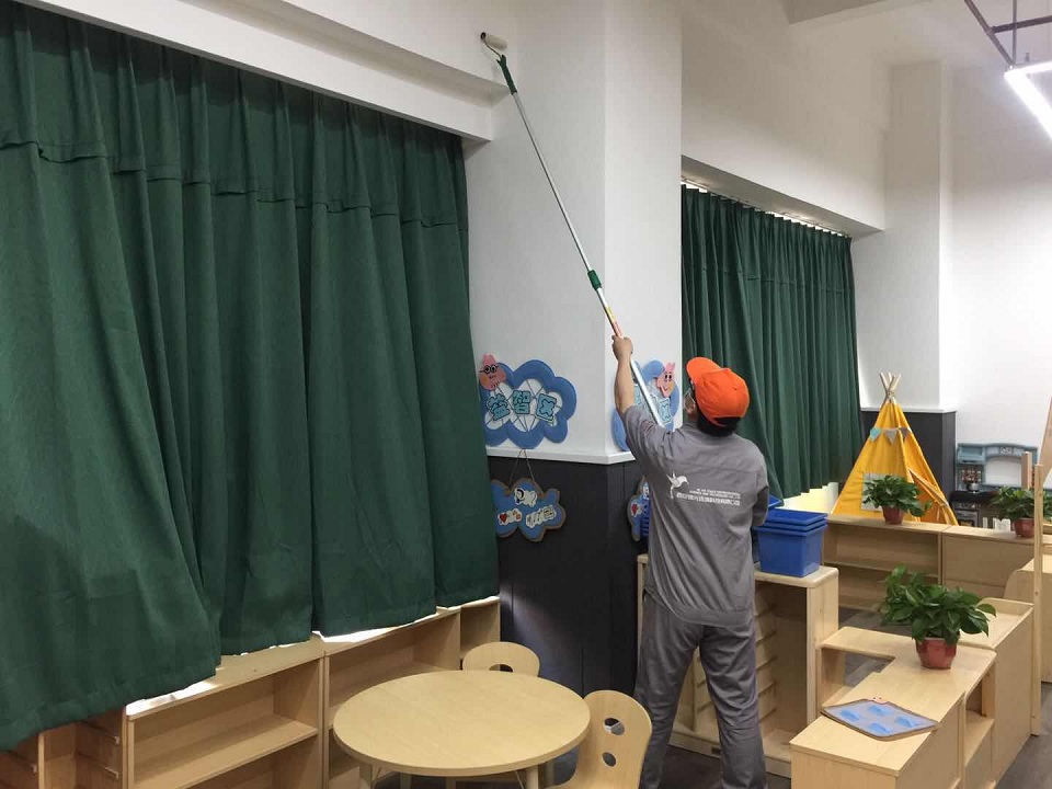 幼儿园教室墙面滚筒全方位施工