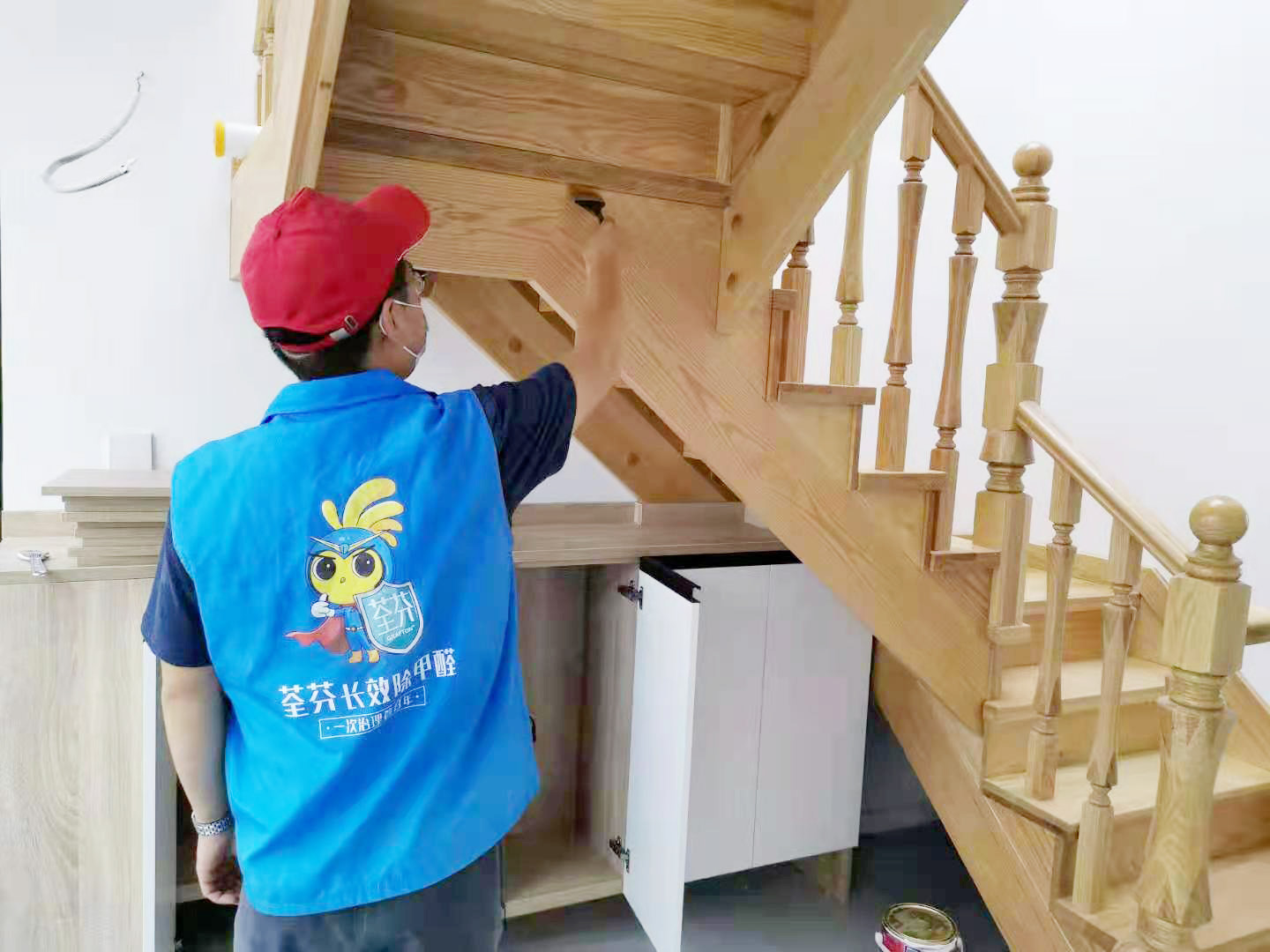 木质楼梯接缝处刷子精细化施工