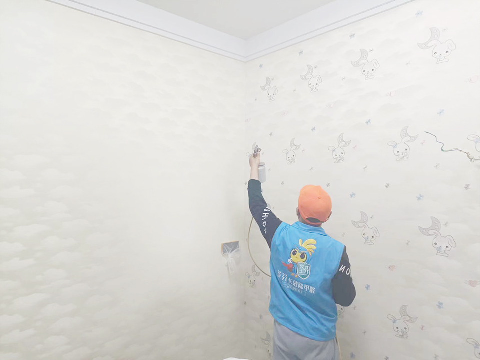卧室壁纸墙面全方位喷涂治理甲醛